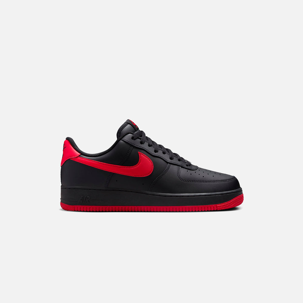 

Кроссовки Nike Air Force 1 '07, цвет Black/University Red