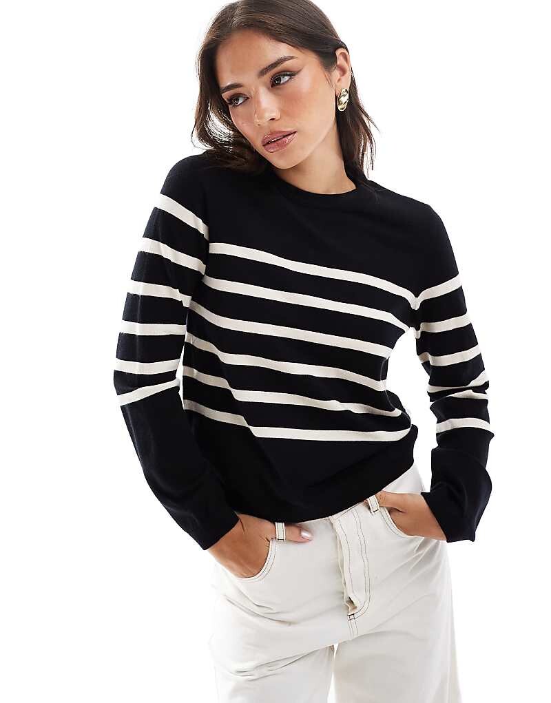 

Черный свитер Vero Moda – с круглым вырезом и кремово-белыми полосками