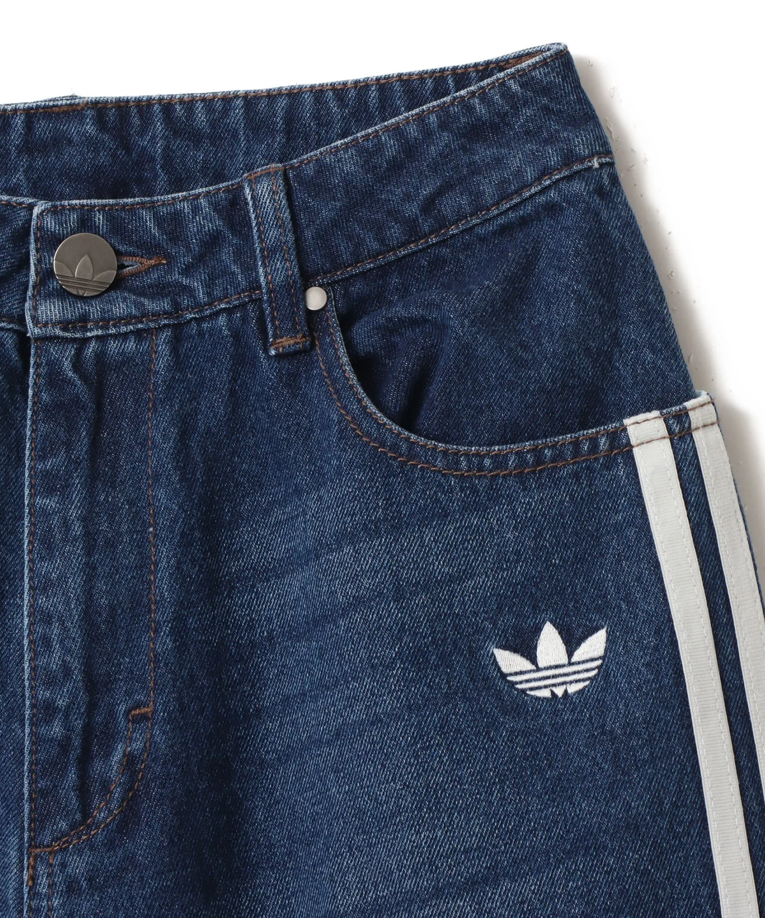 Винтажные джинсы adidas с широкими штанинами и клетчатым швом. — фото 3
