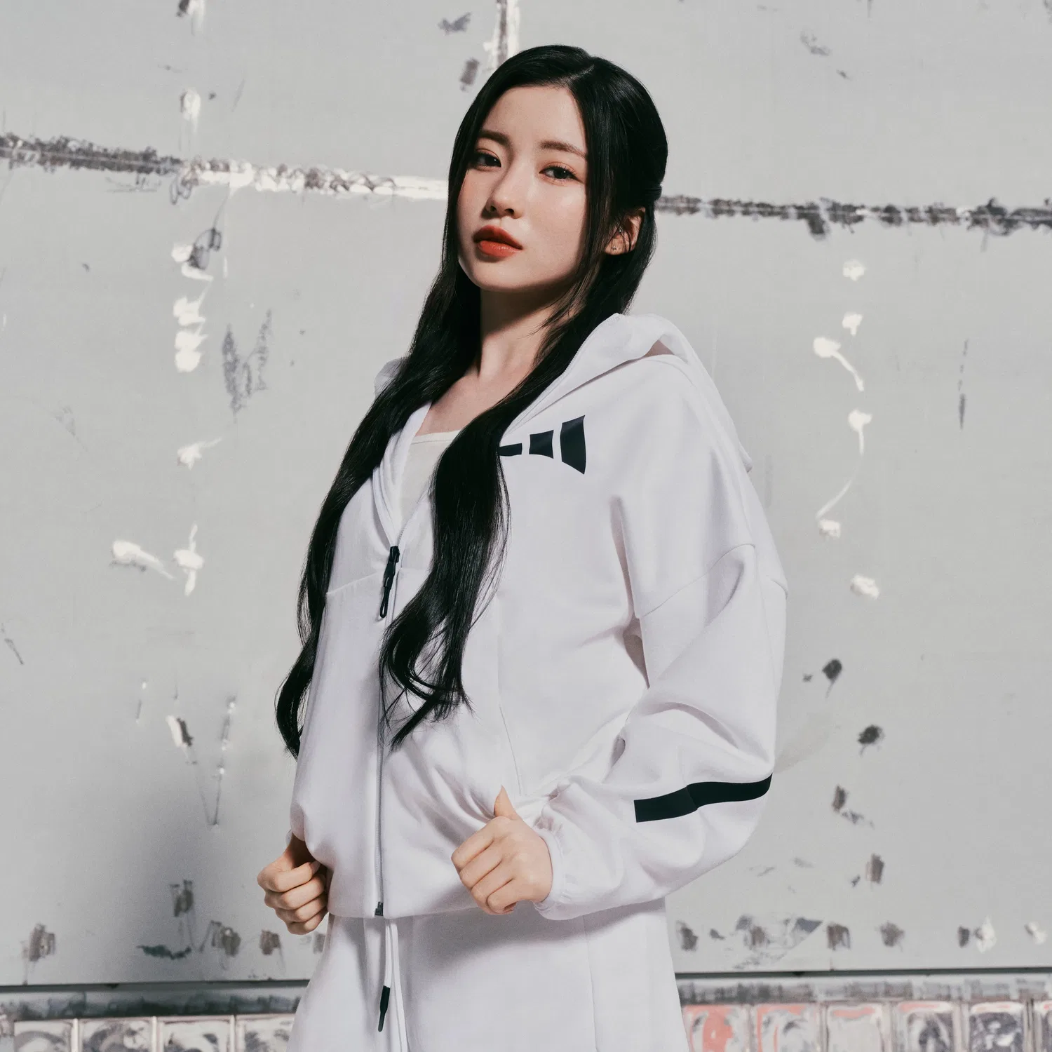 Женская спортивная куртка Z.N.E. Full-Zip Hooded Track белого цвета от Adidas