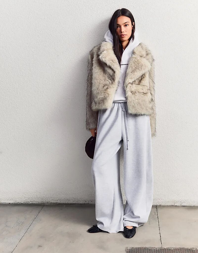 

Куртка из искусственного меха Bershka цвета экрю