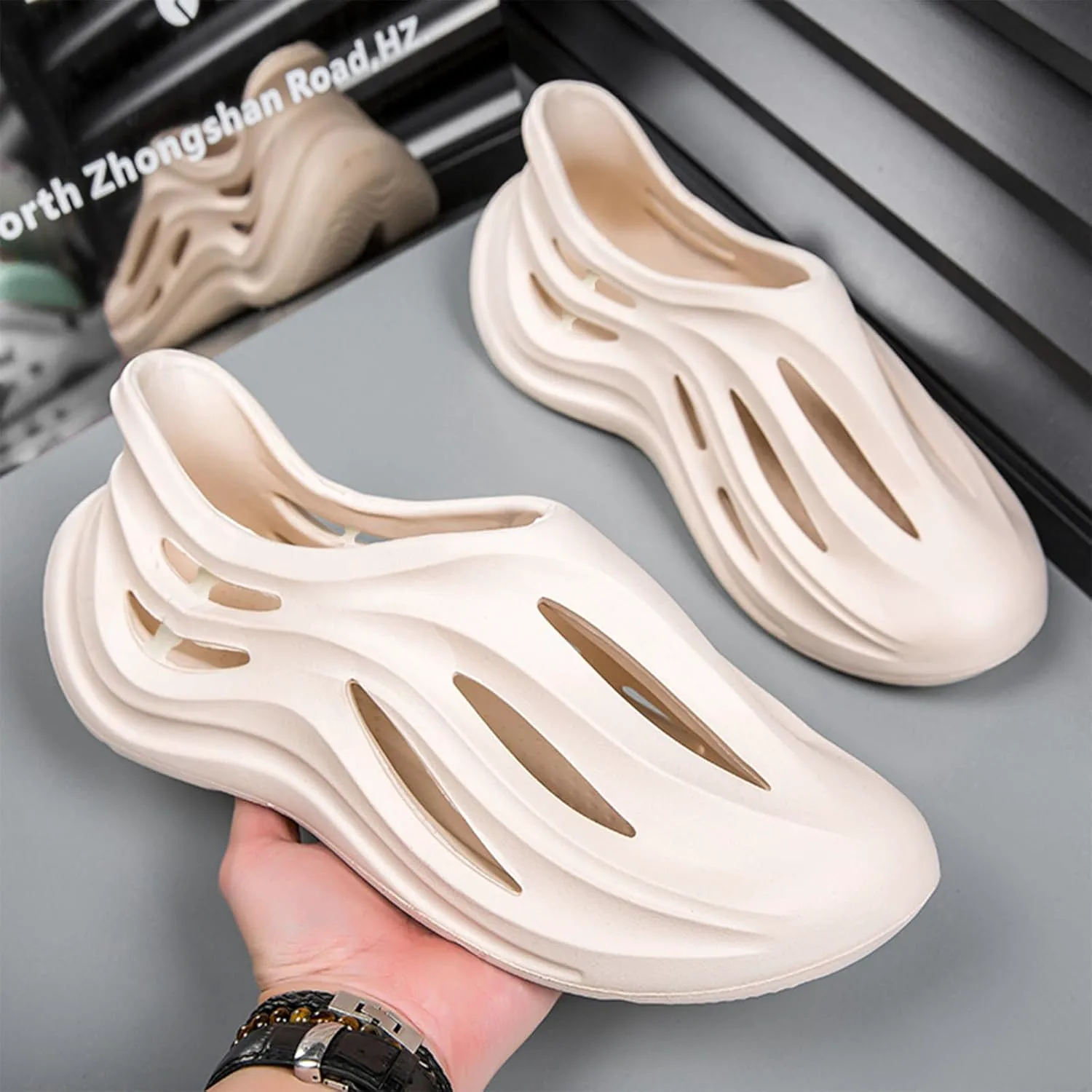 Кроссовки Foam Runner для мужчин и женщин, без шнурков, с вырезами, в стиле Foam Runner, легкие, долговечные, из EVA, дышащие, мягкие тапочки-облака для мужчин и женщин INKUIL, бежевый — фото 2