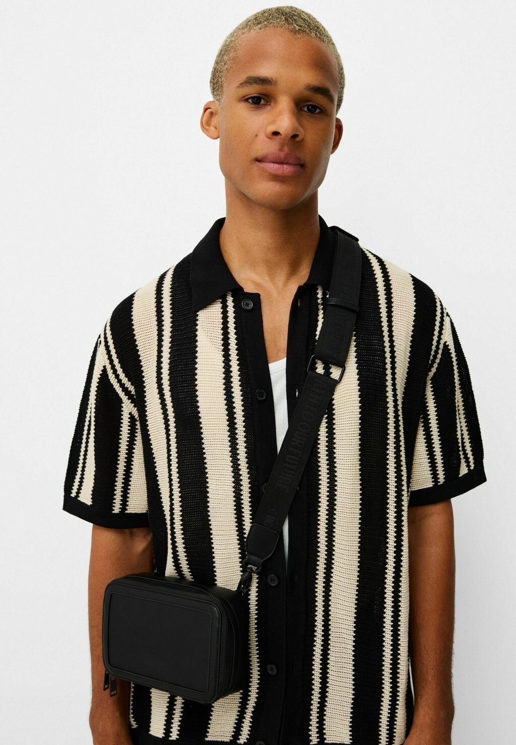 

Сумка через плечо Bershka, черный