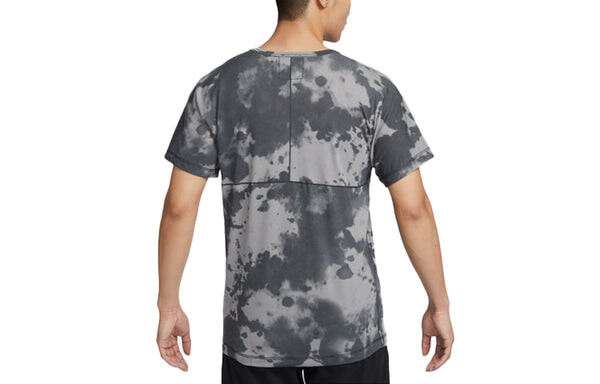 Футболка Nike Dri-fit All-over Print Short-sleeve Yoga Top 'Anthracite Flat Pewter White', цвет anthracite/flat pewter/white — фото 2