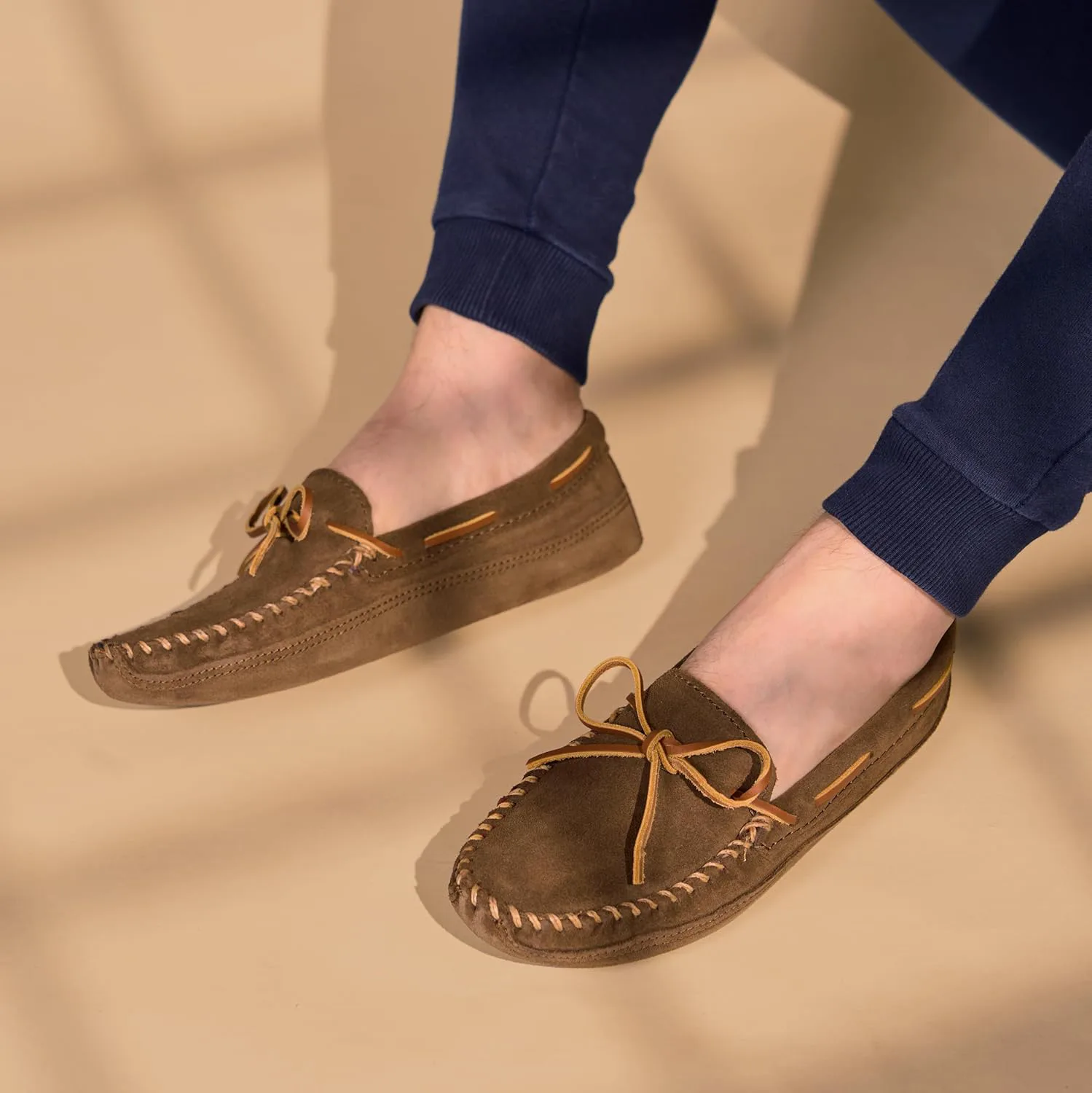 Мужские флисовые тапочки с двумя подошвами Minnetonka, коричневый — фото 2