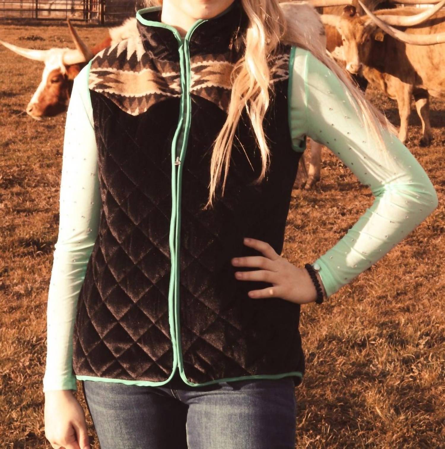 

Жилет на молнии Zip Me Up в черном цвете Sterling Kreek