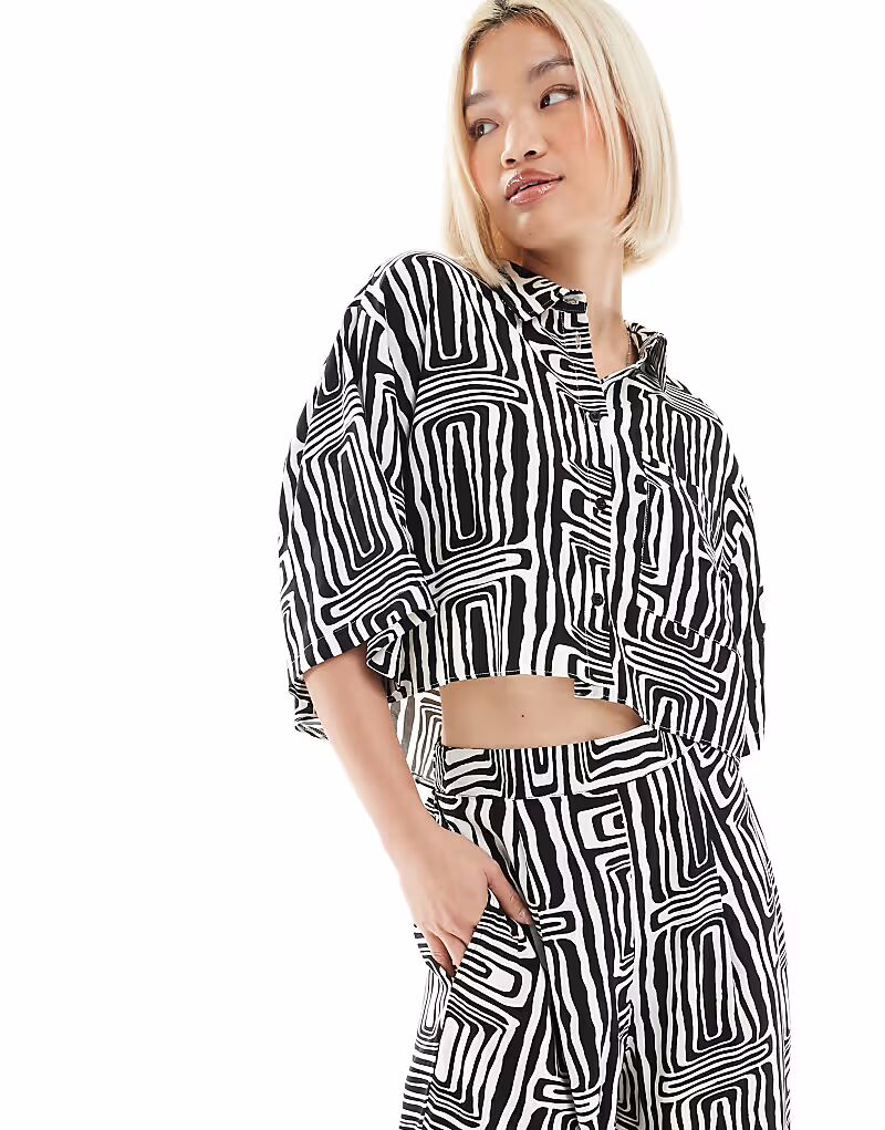

Укороченная рубашка ASOS DESIGN с монохромным принтом