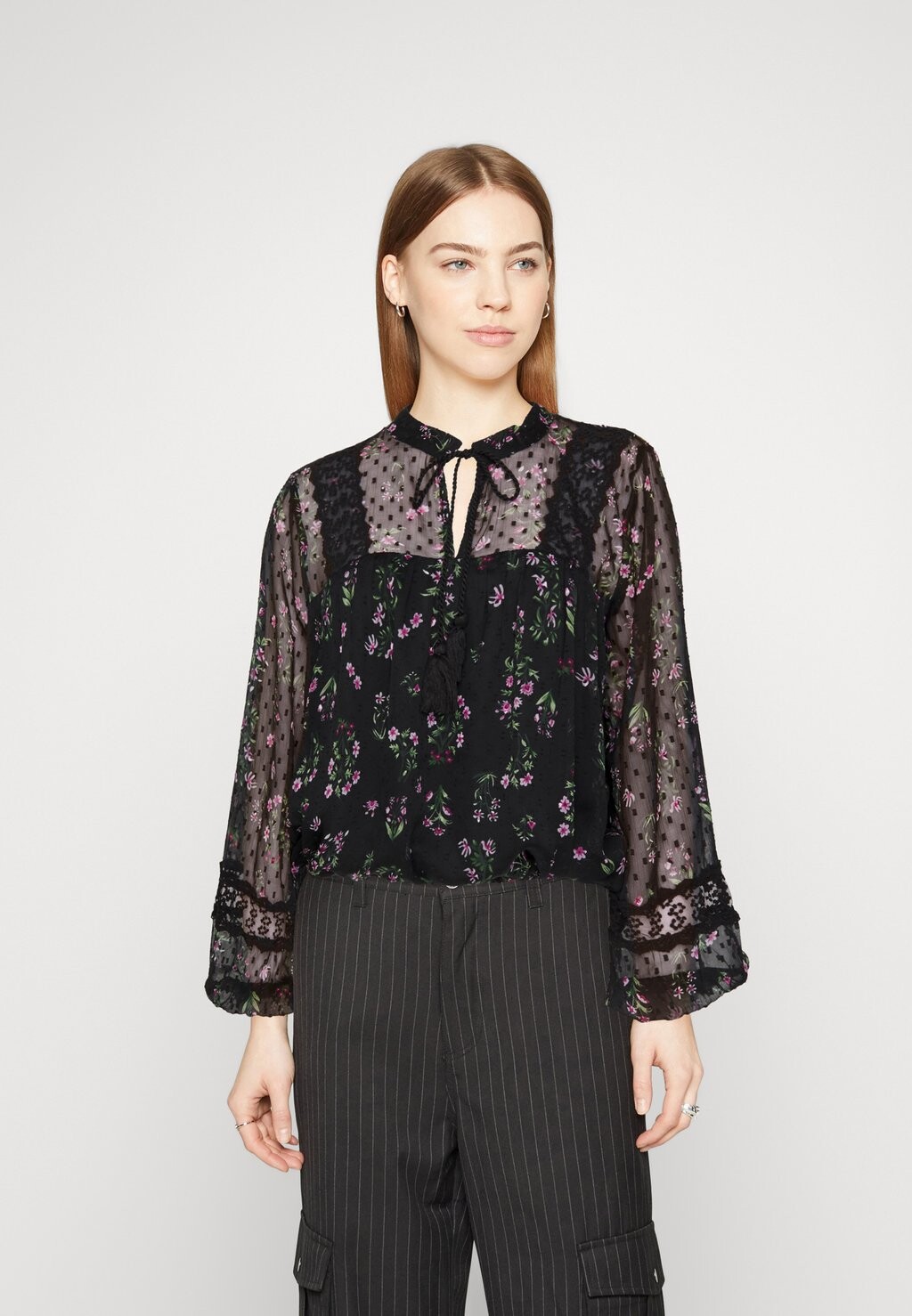

Блузка ONLY ONLTESSA ELIZA, цвет black aop:light pink flower