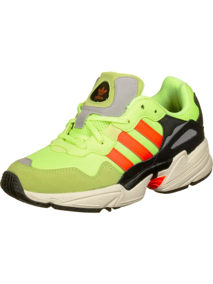 

Кроссовки на шнуровке adidas, цвет yellow/solar red