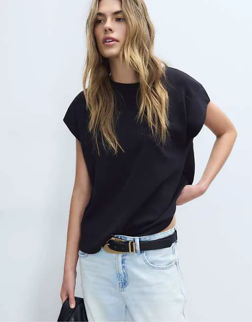 

Черная базовая футболка с заниженными плечами Stradivarius B06