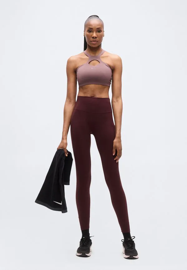 Спортивный бюстгальтер средней степени поддержки Nike Performance, Tattoo/Burgundy Crush — фото 2
