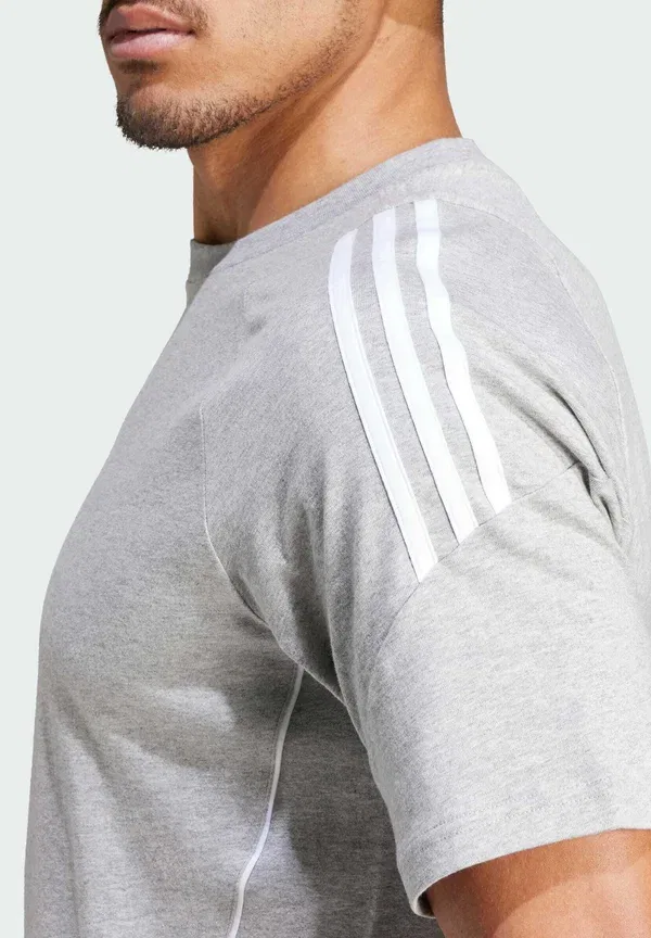 Футболка Adidas Performance Tiro 24 Sweat Tee Print, средне-серый меланж с белым — фото 4
