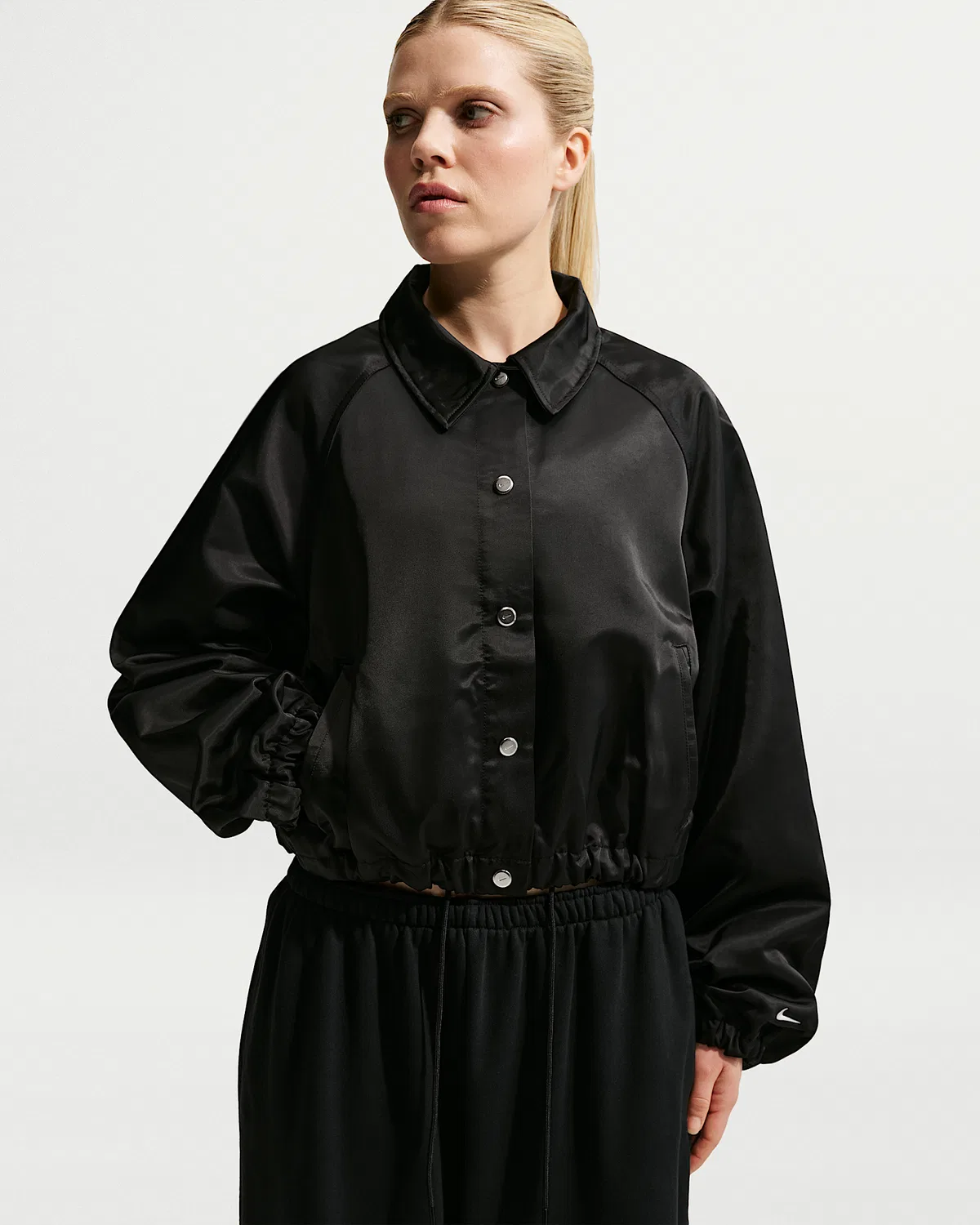 Женская оверсайз сатиновая куртка Nike Sportswear, Black/Sail