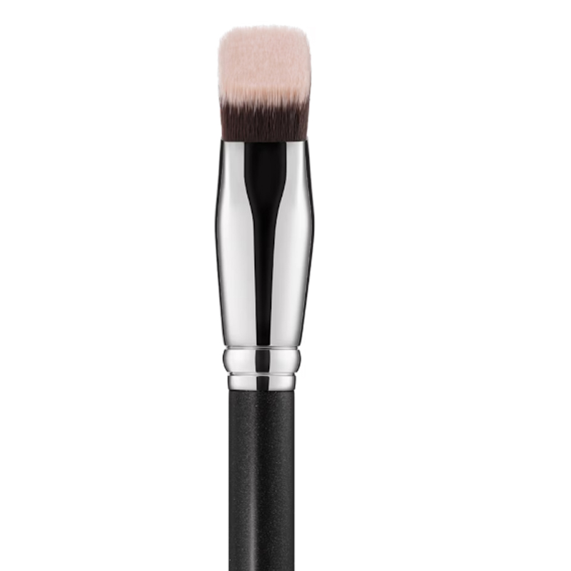 Мягкая нежная скошенная кисть для контурной основы MAC, Soft Gentle Angle Brush — фото 3