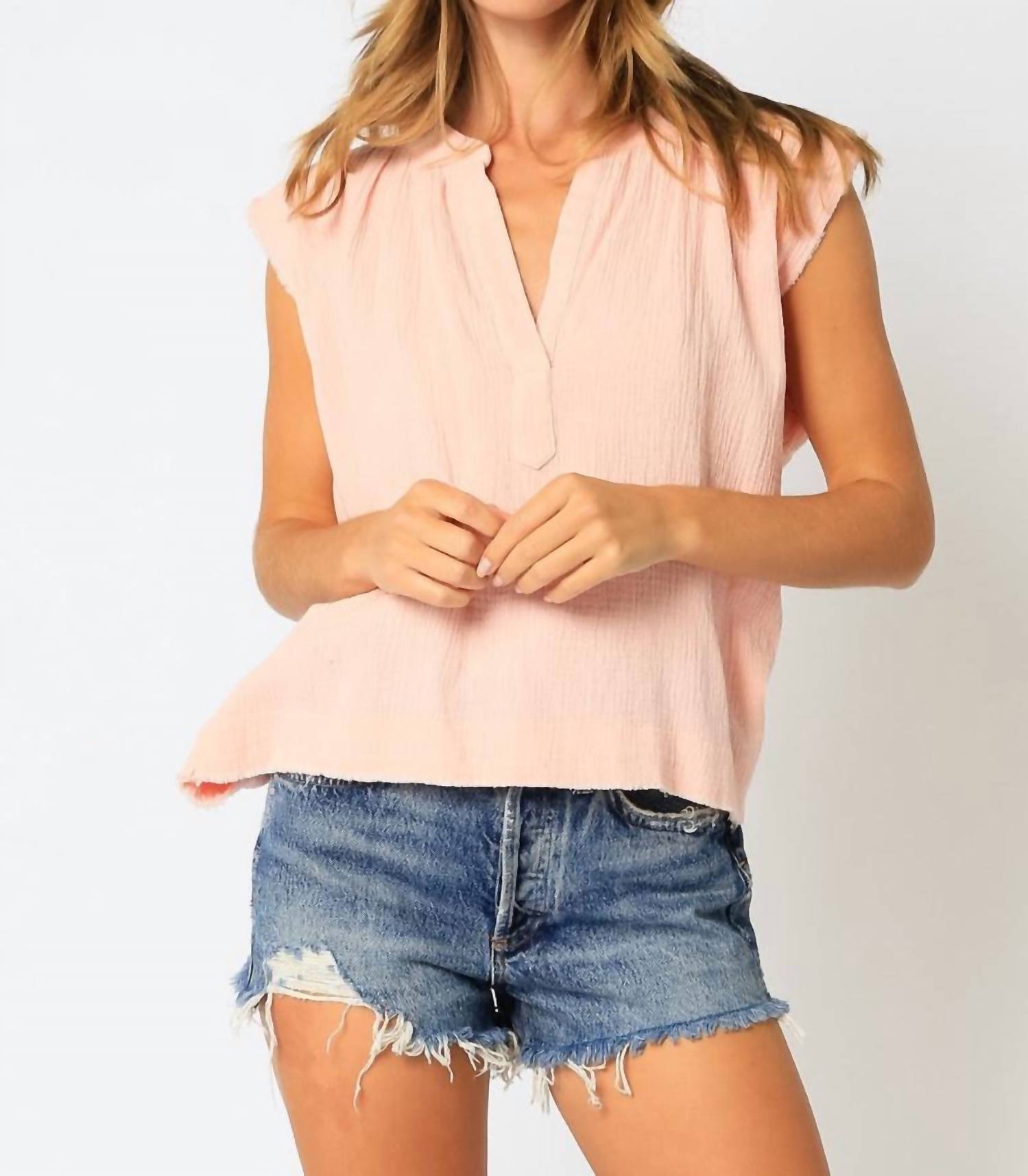 

Любимая майка с рваным краем из муслина в нежно-розовом цвете OLIVACEOUS