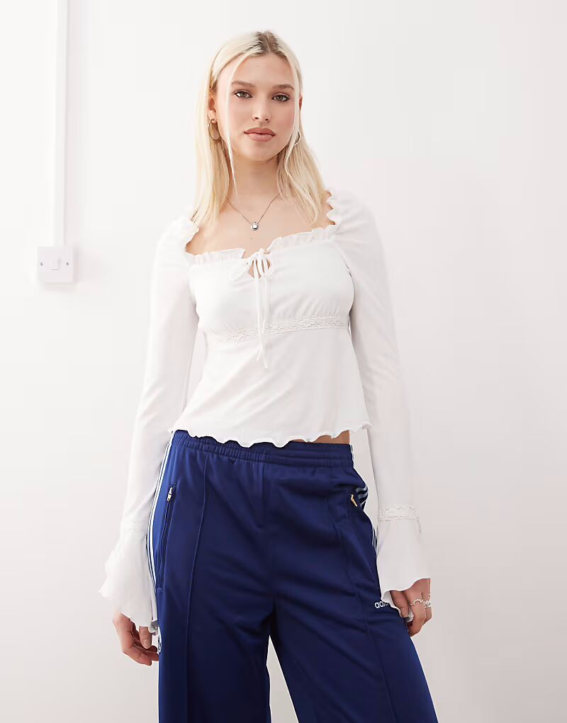 

Блузка с расклешенными рукавами и кружевной отделкой цвета кремовый Reclaimed Vintage