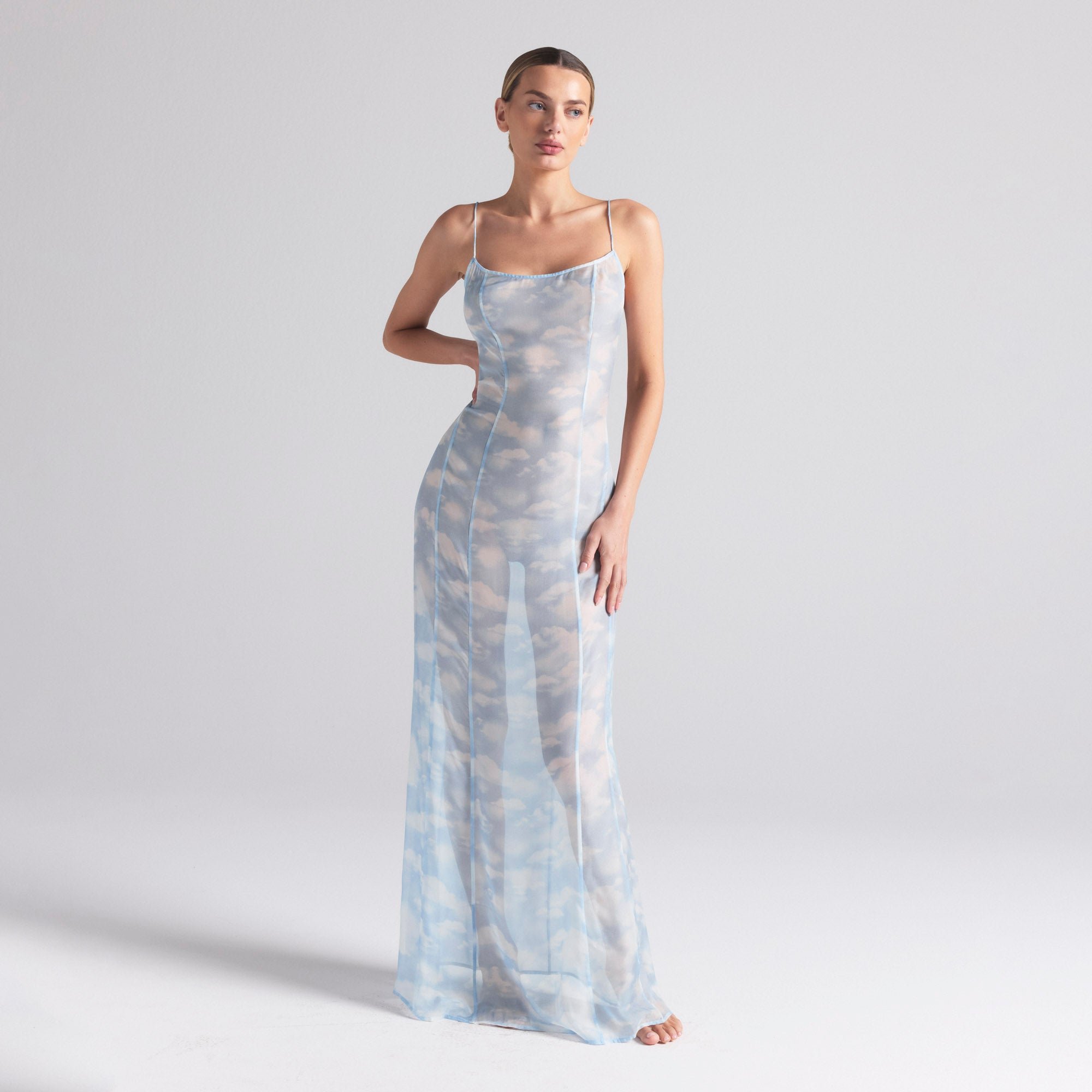 

Длинное платье комбинация SKIMS SKIMS ROMANCE, цвет blue quartz cloud print