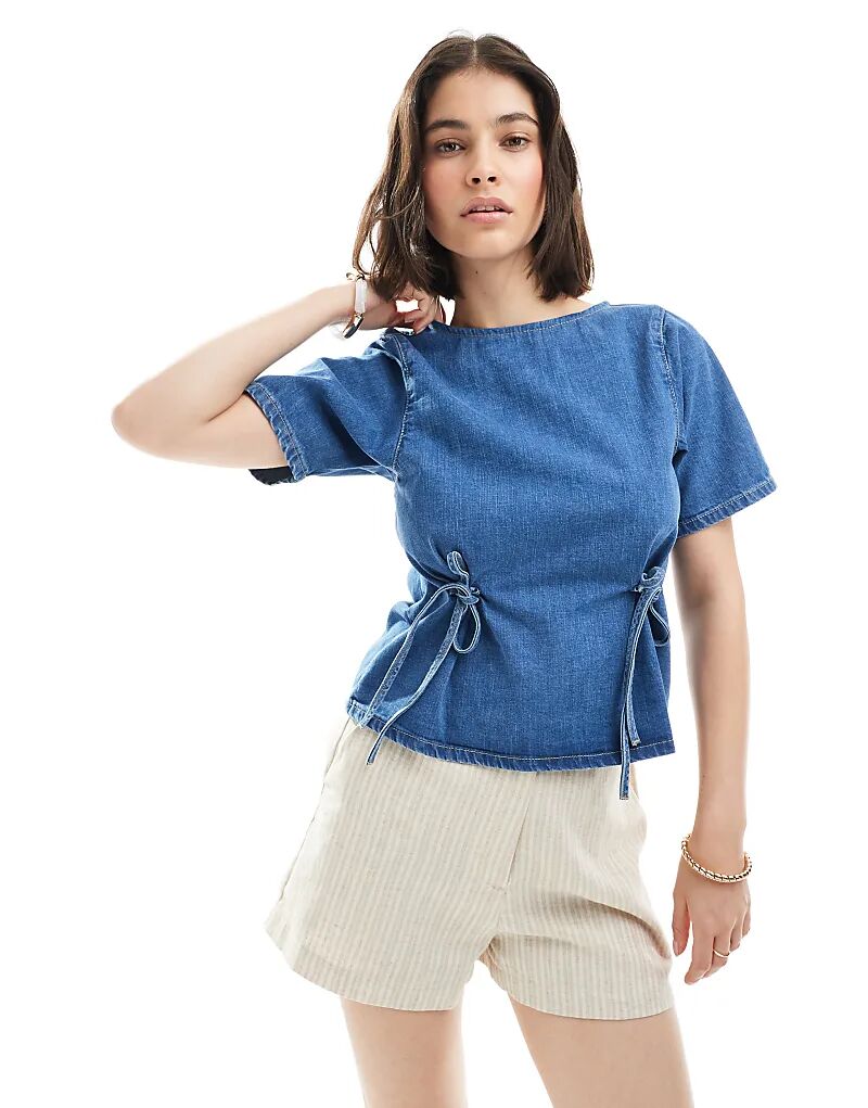 

Джинсовая футболка ASOS DESIGN с завязками на талии, средне-синего цвета