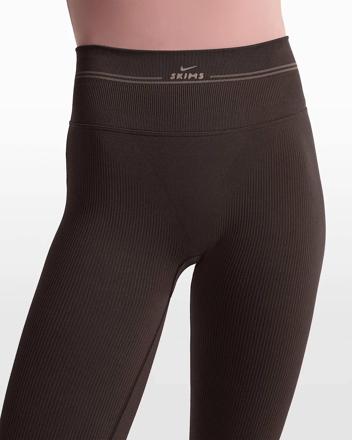 Женские леггинсы NikeSKIMS Ribbed Seamless с высокой посадкой, длина 26", NSKM Phoenix/NSKM Truffle — фото 2