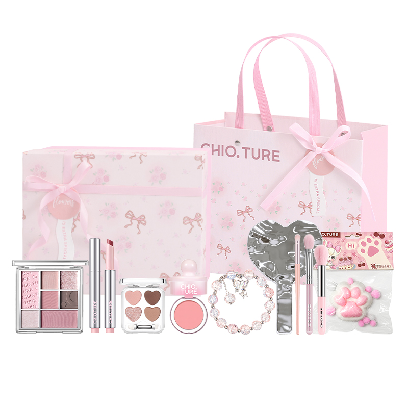 

Помада из коллекции Floral Melody с легким нанесением, натуральным глянцевым эффектом и зеркальным финишем CHIOTURE