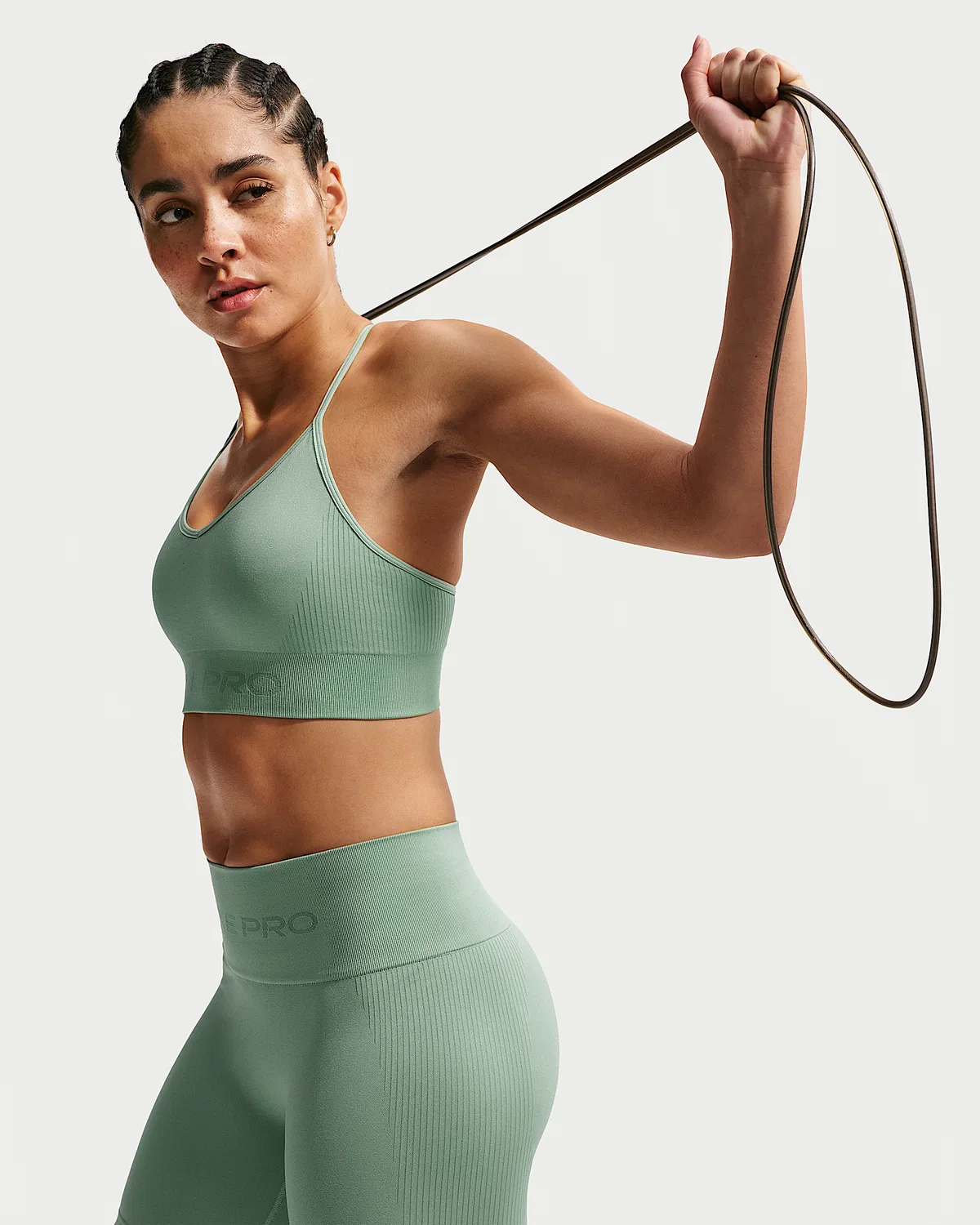 Женский спортивный бюстгальтер Nike Pro Seamless с легкой поддержкой и чашками, Steam — фото 3
