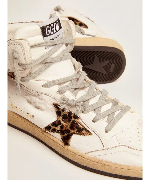 Кроссовки GOLDEN GOOSE Sky-Star из белой кожи с фирменной надписью на щиколотке и вставками из пони с леопардовым принтом. — фото 4