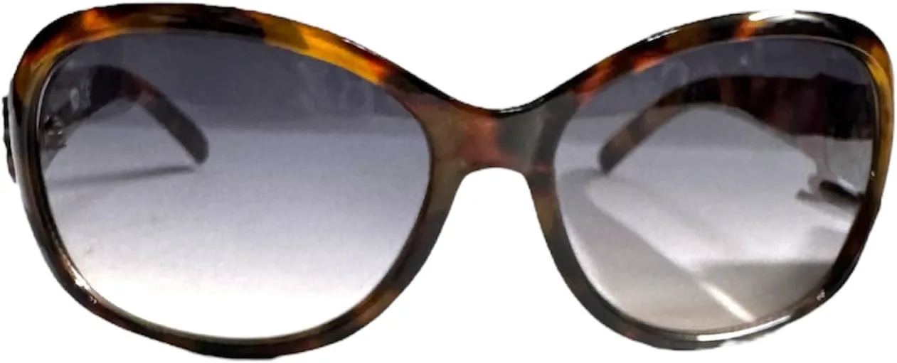 

Дизайнерские солнцезащитные очки Foster Grant в черепаховой оправе с градиентными линзами, декорированными дужками и увеличенным размером оправы. Модель: EMBRY, Brown