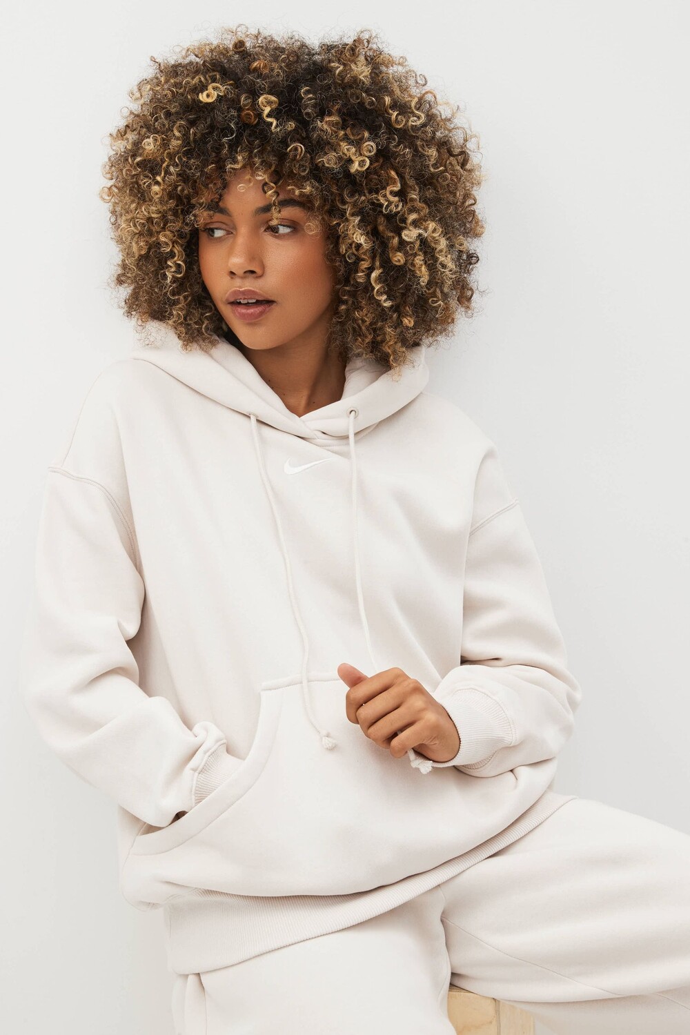 

Толстовка оверсайз с небольшим логотипом Swoosh Nike, белый