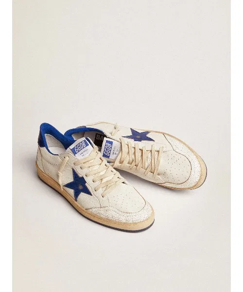 Кроссовки GOLDEN GOOSE Ball Star, белые, из кожи наппа, со светло-голубой ламинированной кожаной вставкой в виде звезды и нашивкой на пятке. — фото 2