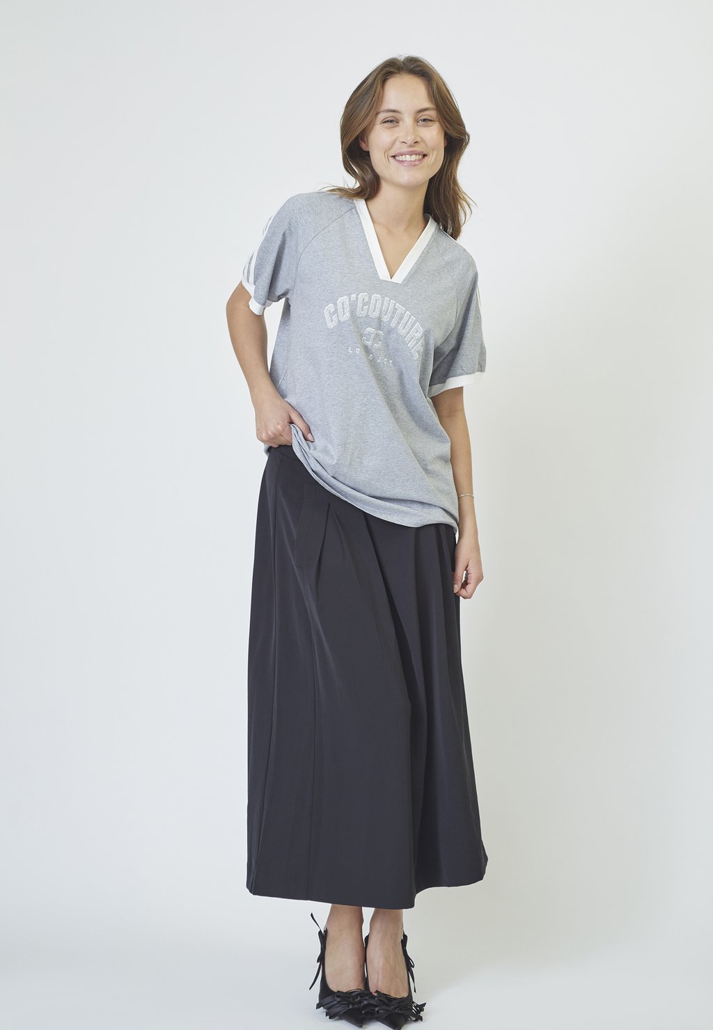 

Футболка с принтом SIARACC OVERSIZE SPORTY V-TEE Co'couture, серый