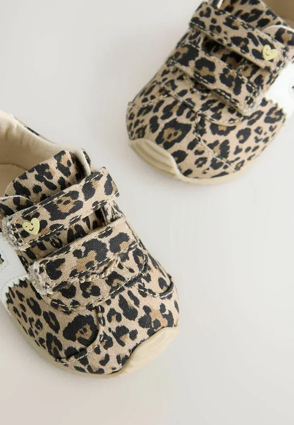 Кроссовки Next, Regular fit baby touch fastening trainers, цвет животный — фото 4
