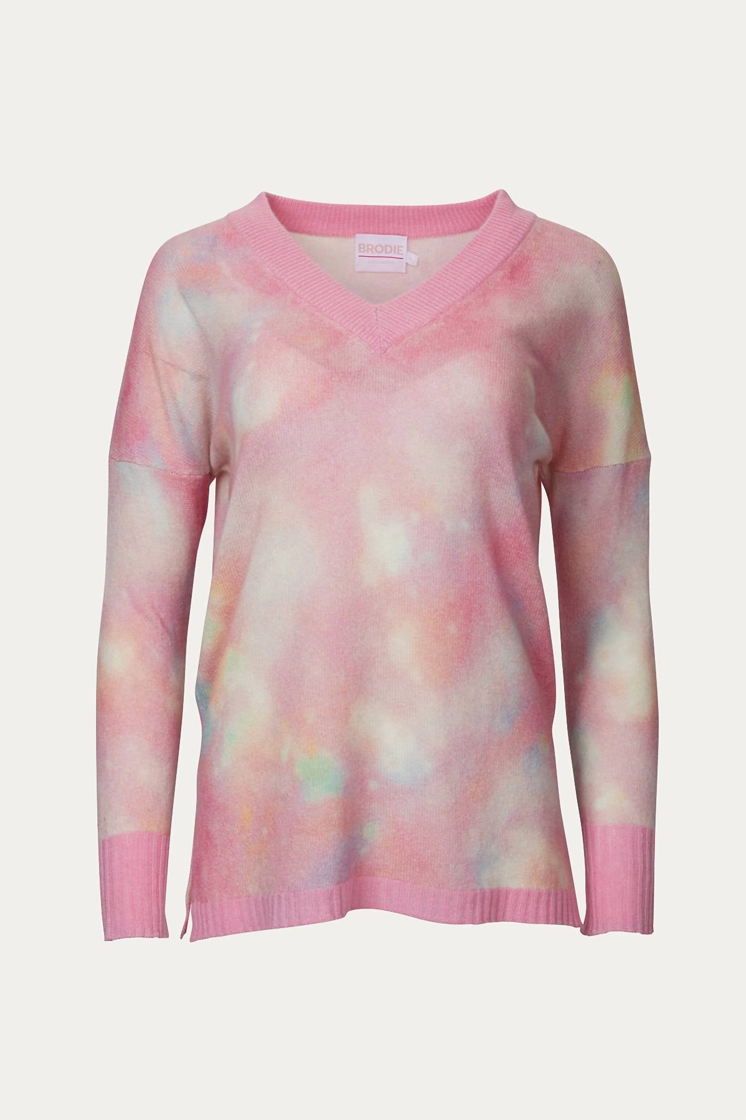 

Свитер Daydream Harriet с V-образным вырезом в розовом микс-принте Brodie Cashmere