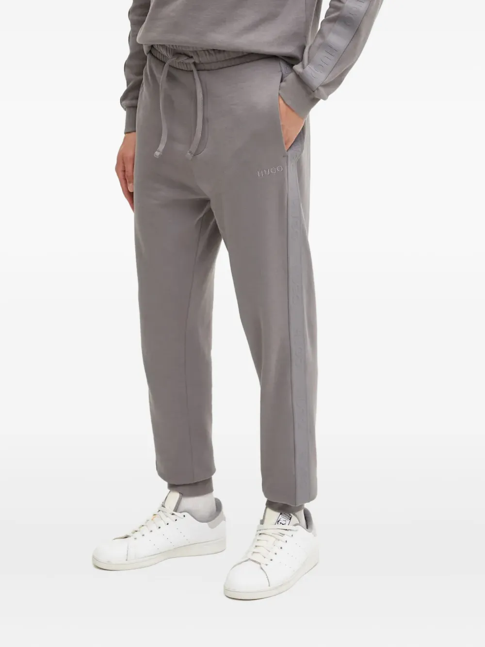 

Брюки с вышитым логотипом Hugo, серый