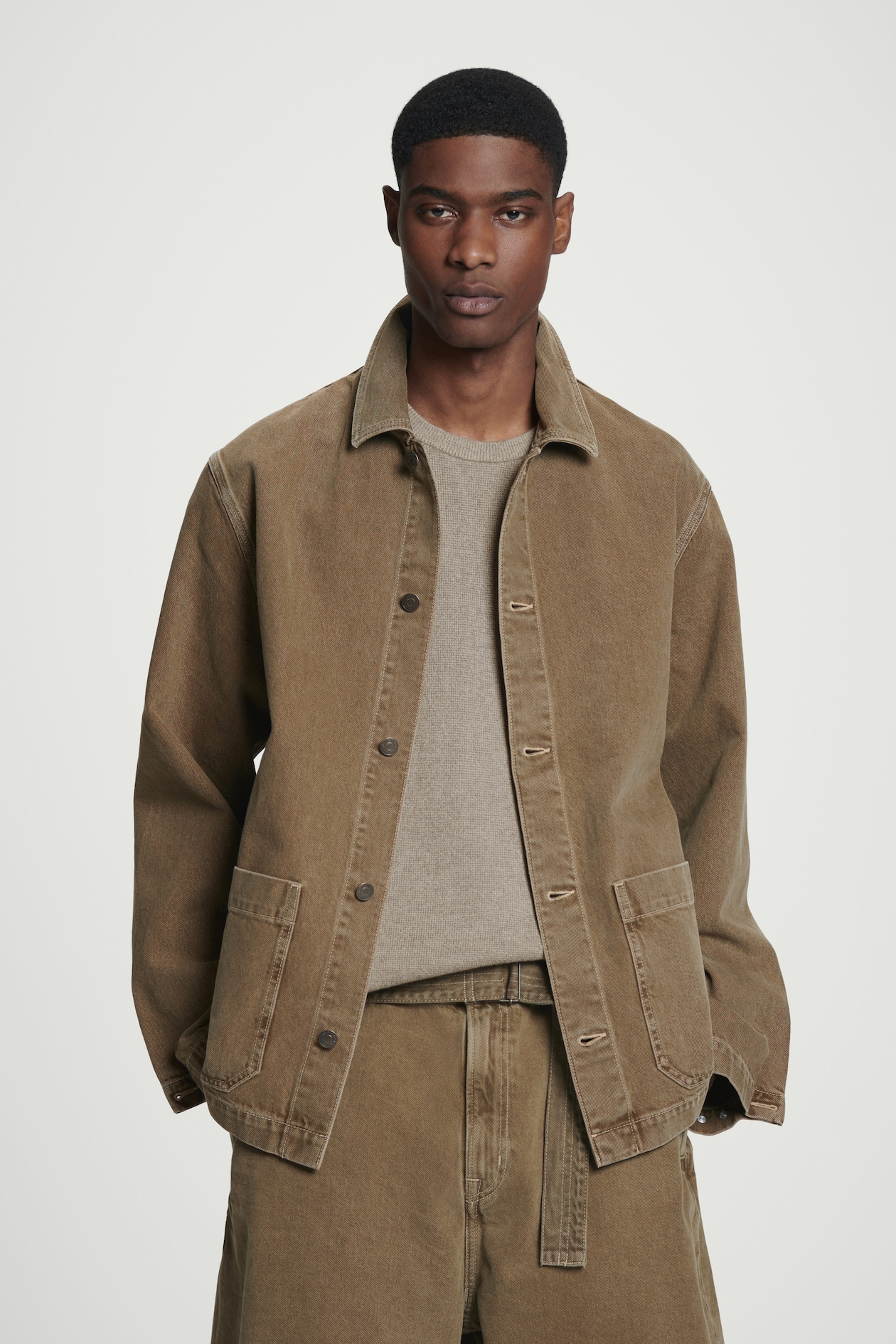 

Свободная джинсовая куртка COS, коричневый