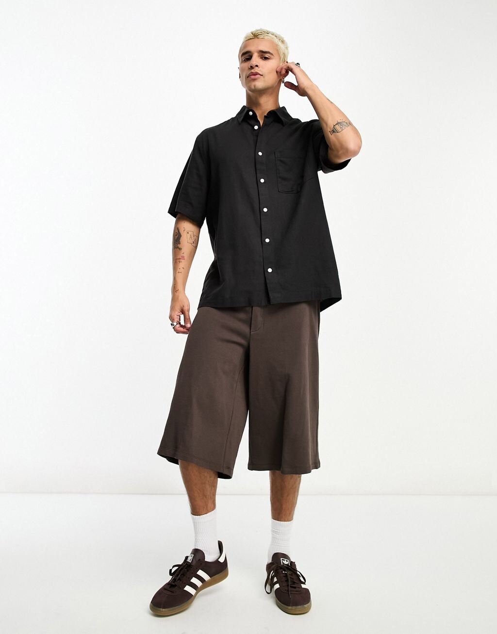 

Черная льняная рубашка с короткими рукавами Weekday Relaxed