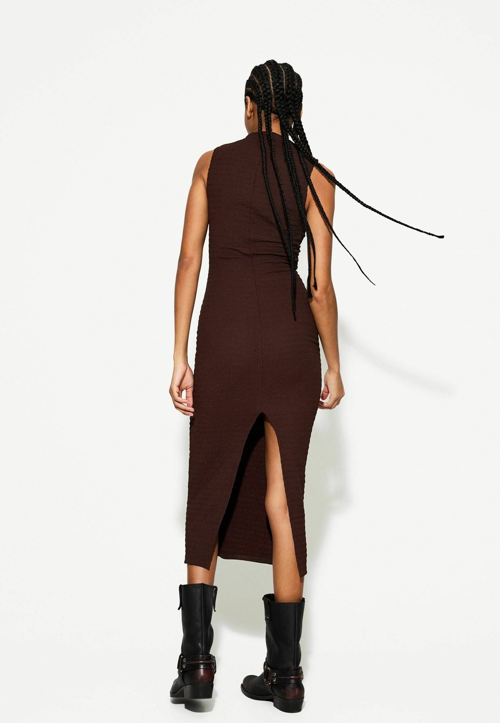 

Повседневное платье FITTED TEXTURED Bershka, темно-коричневый