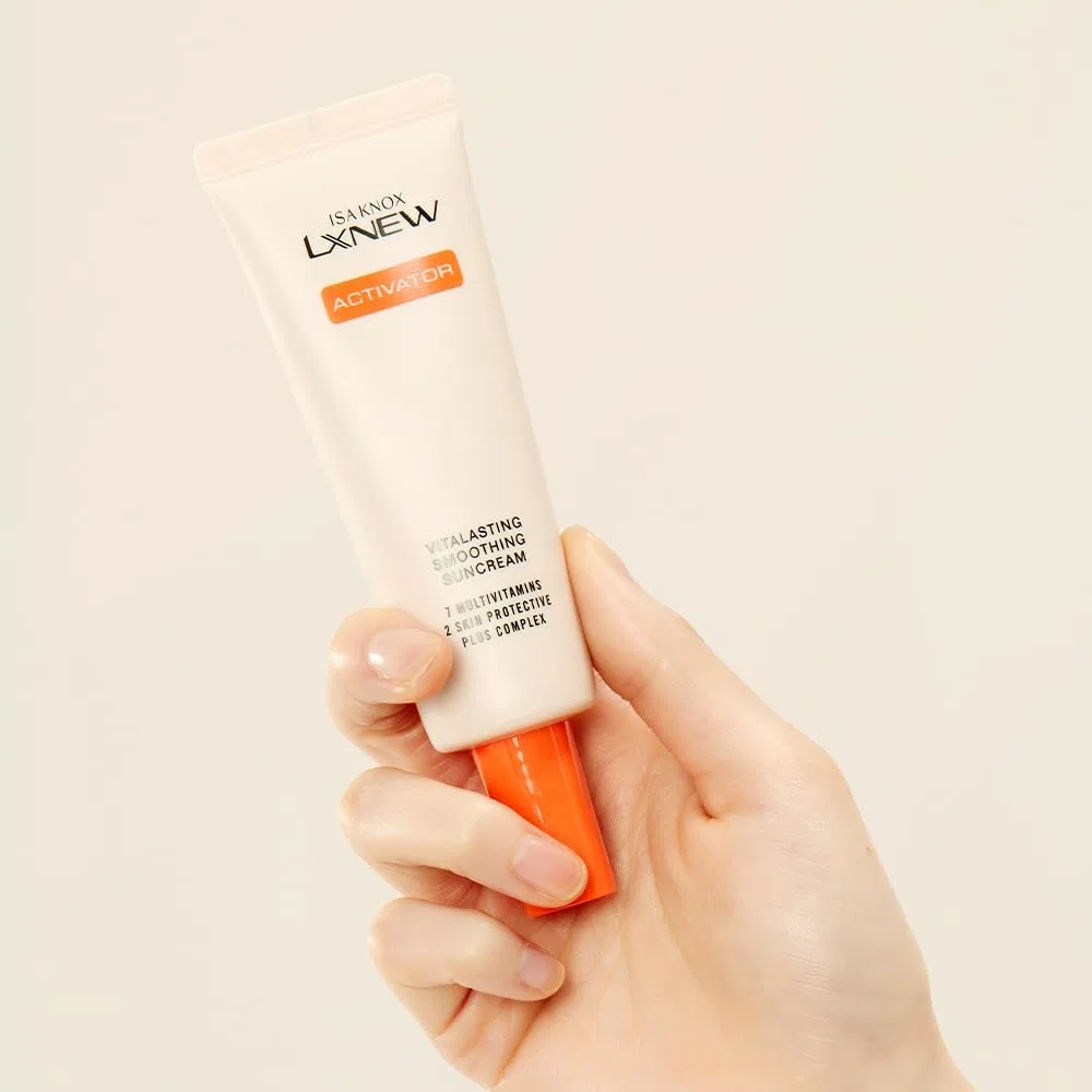 Солнцезащитный крем для лица Isa Knox LXNEW Vitalasting Smoothing Sun, 50 мл — фото 3