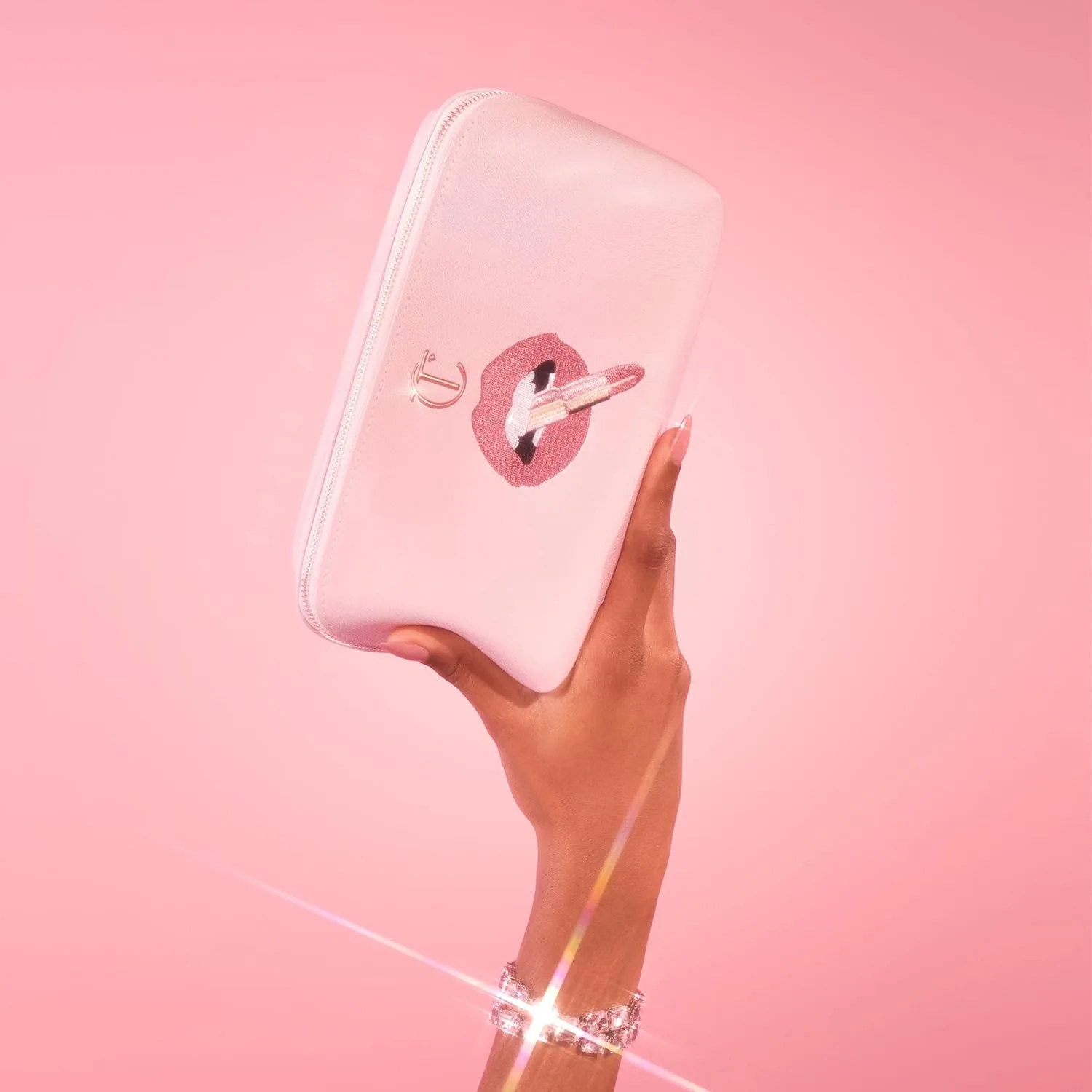 Косметичка Charlotte Tilbury Pillow Talk - MultiMagic, дорожная косметичка в розовом цвете Pillow Talk - культовый дизайн с принтом в виде губ и застежкой-молнией цвета розового золота., Limited Edition Makeup Bag — фото 3