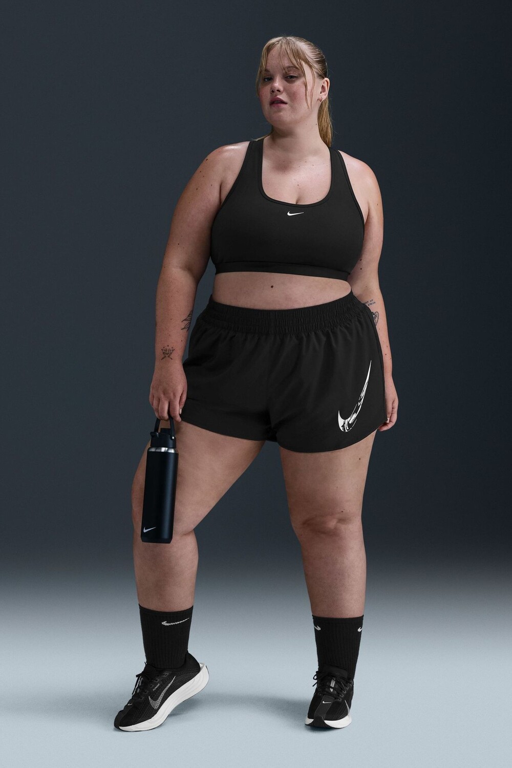 

Curve one swoosh dri fit шорты средней посадки с подкладкой и графическим принтом Nike, черный