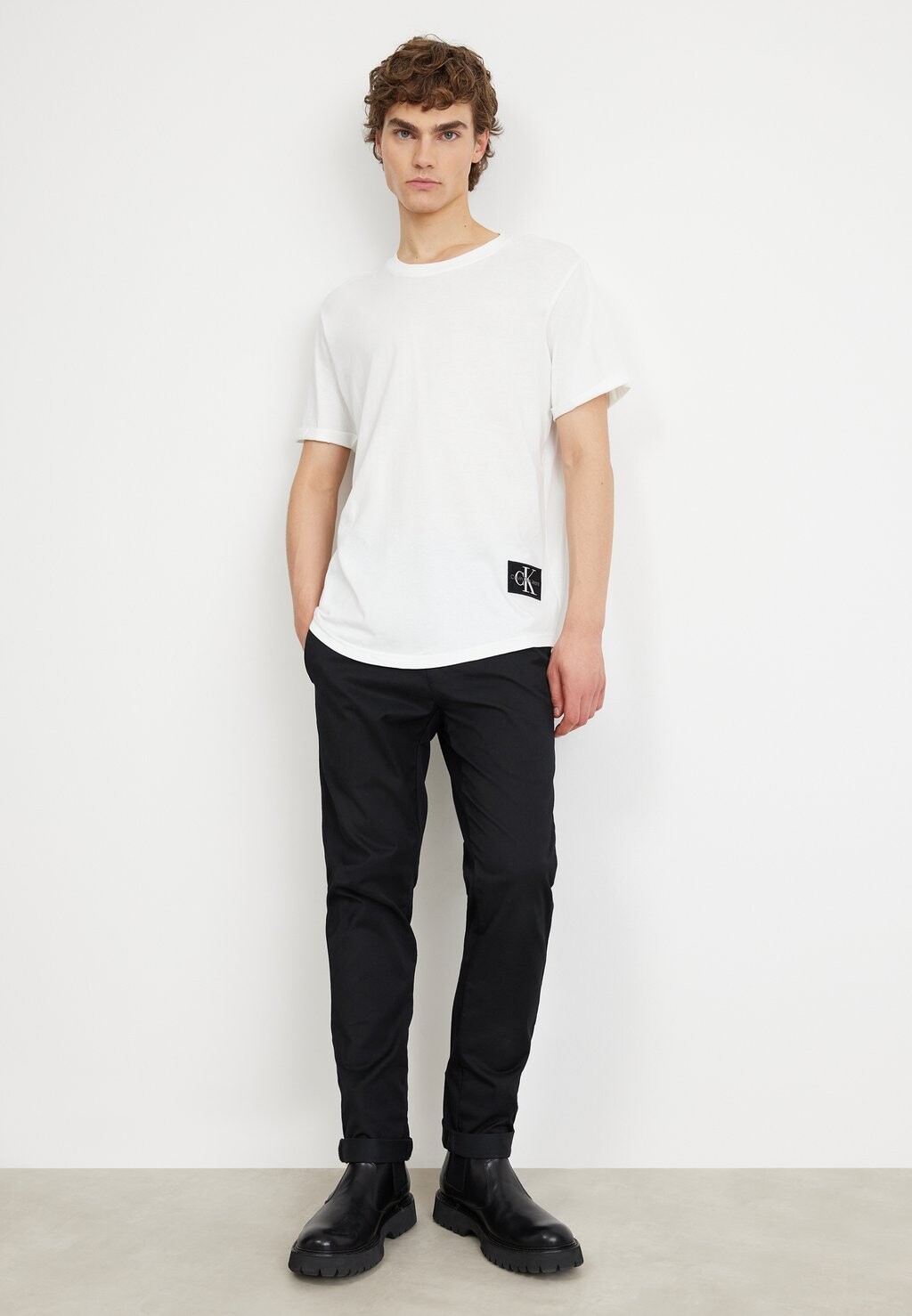 Базовая футболка Badge Turn Up Sleeve Calvin Klein Jeans, белый — фото 2