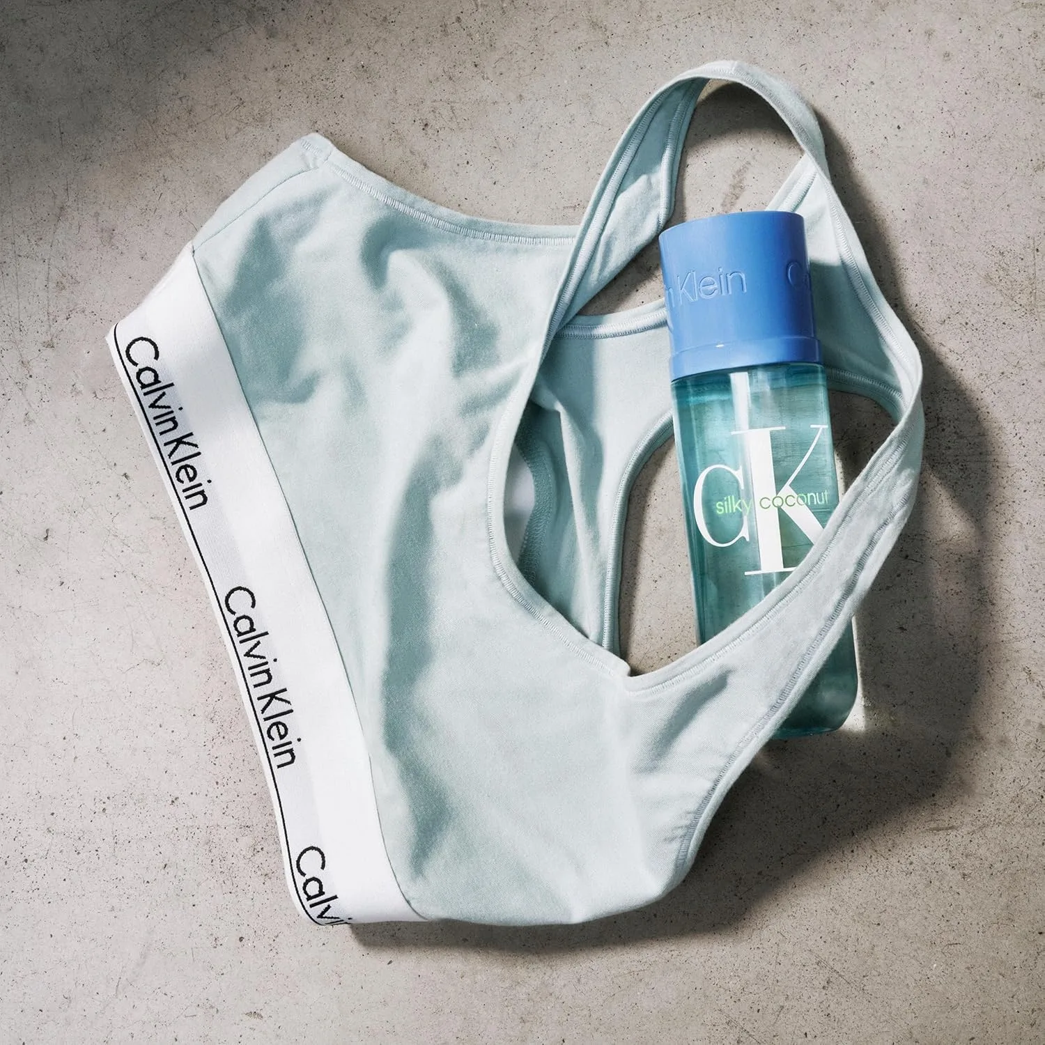 Парфюмированные спреи для волос и тела Calvin Klein - увлажняющий аромат для женщин и мужчин - освежает кожу в течение всего дня - варианты ароматов: гурманский, фруктовый, ванильный и цветочный., Silky Coconut — фото 3