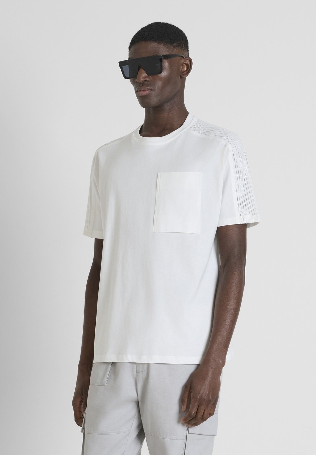 

Базовая футболка WITH CONTRAST NET MOTIF AND LOGOED BADGE Antony Morato, белый