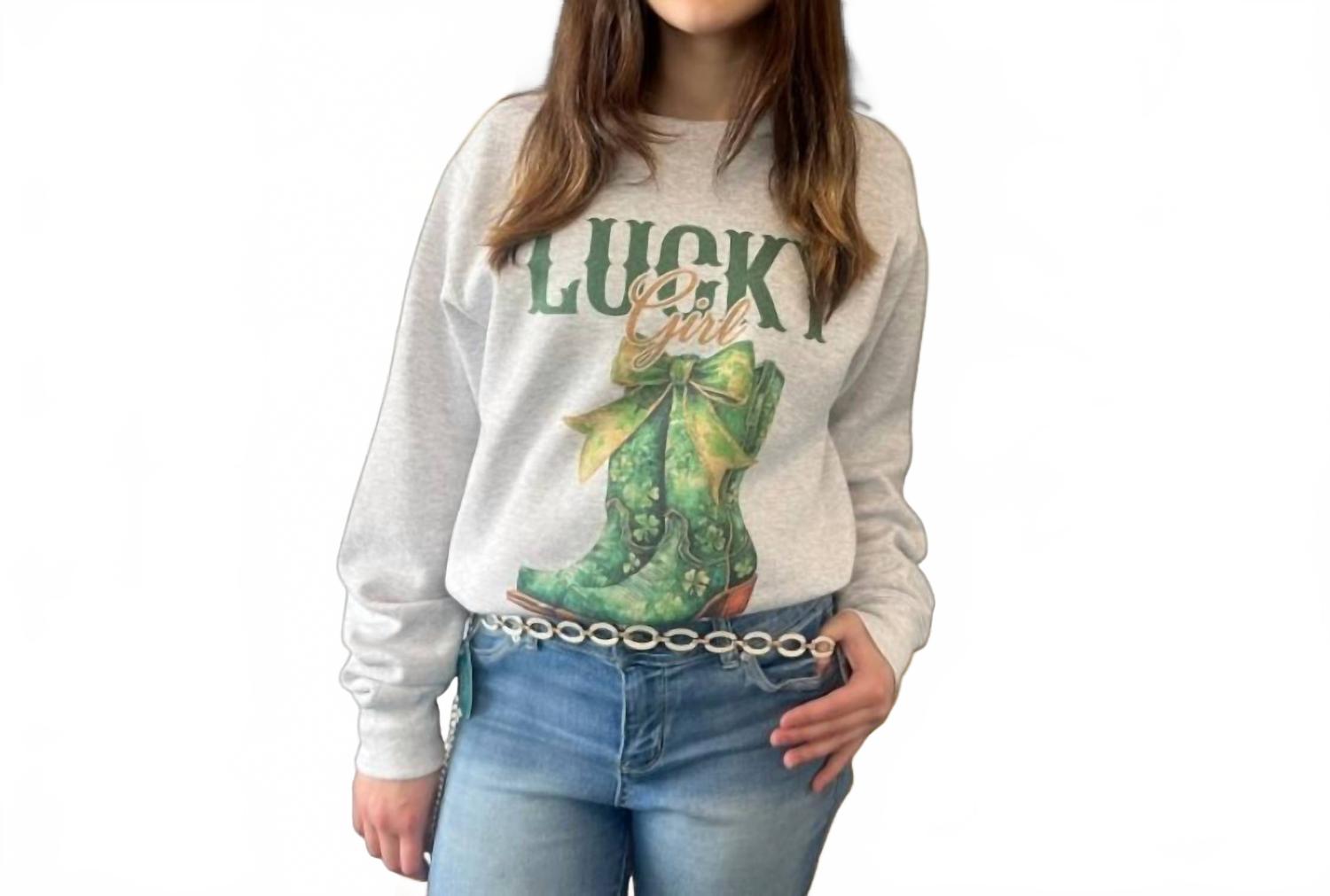 

Счастливая девушка ковбойские сапоги серый свитшот Par.Tees By Party On