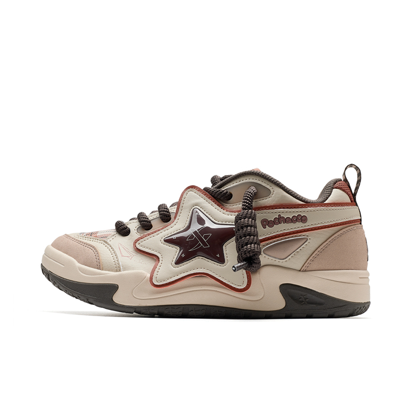 

XTEP Санрио коллаб низкие скейтерские кеды мужские лесной орех/терракотовый апельсин, цвет Hazelnut/Red Earth Orange