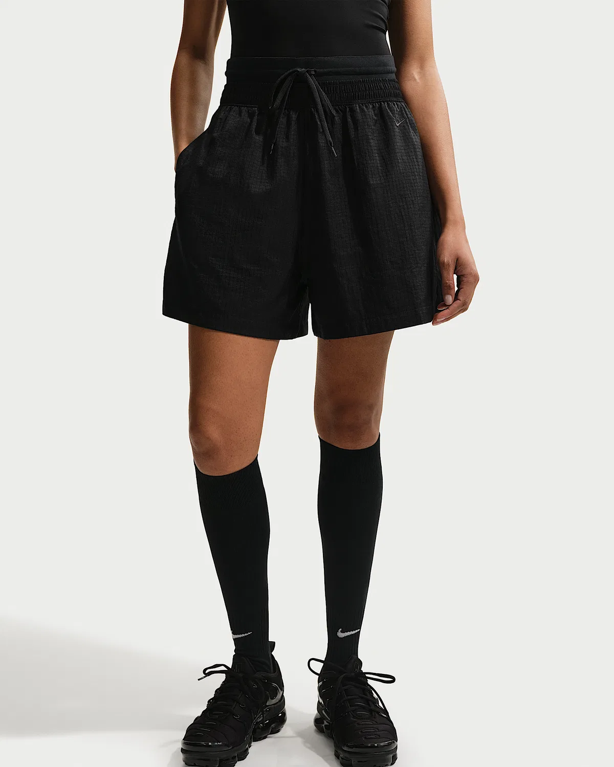 Женские свободные шорты Nike Sportswear с высокой посадкой из легкого рипстопа, Black/Black — фото 2