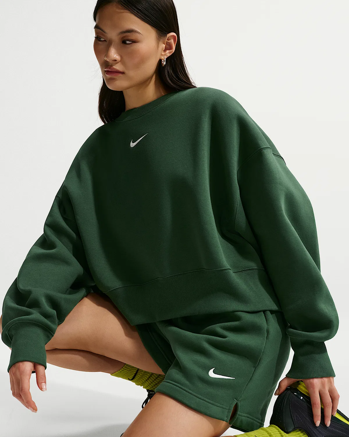 Женский оверсайз-свитшот с круглым вырезом Nike Sportswear Phoenix Fleece, Fir/Sail — фото 3