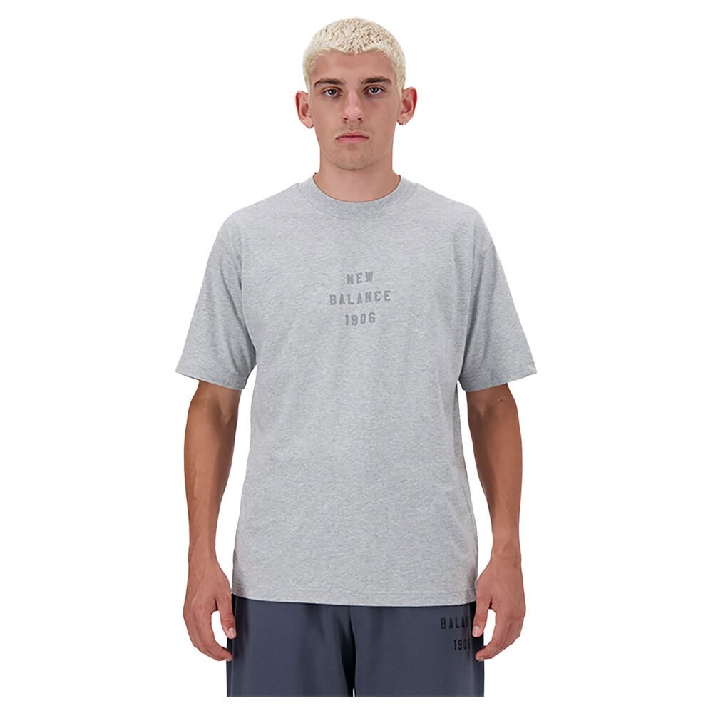 

Футболка с коротким рукавом New Balance Iconic Collegiate Graphic, серый