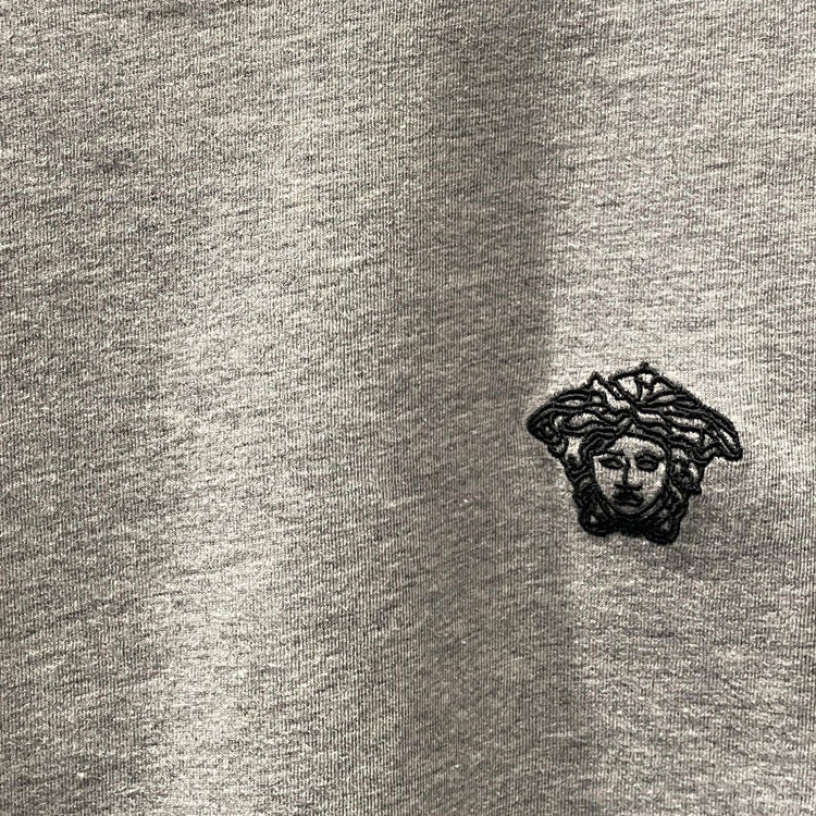 Футболка мужская серая с вышитым логотипом VERSACE — фото 3