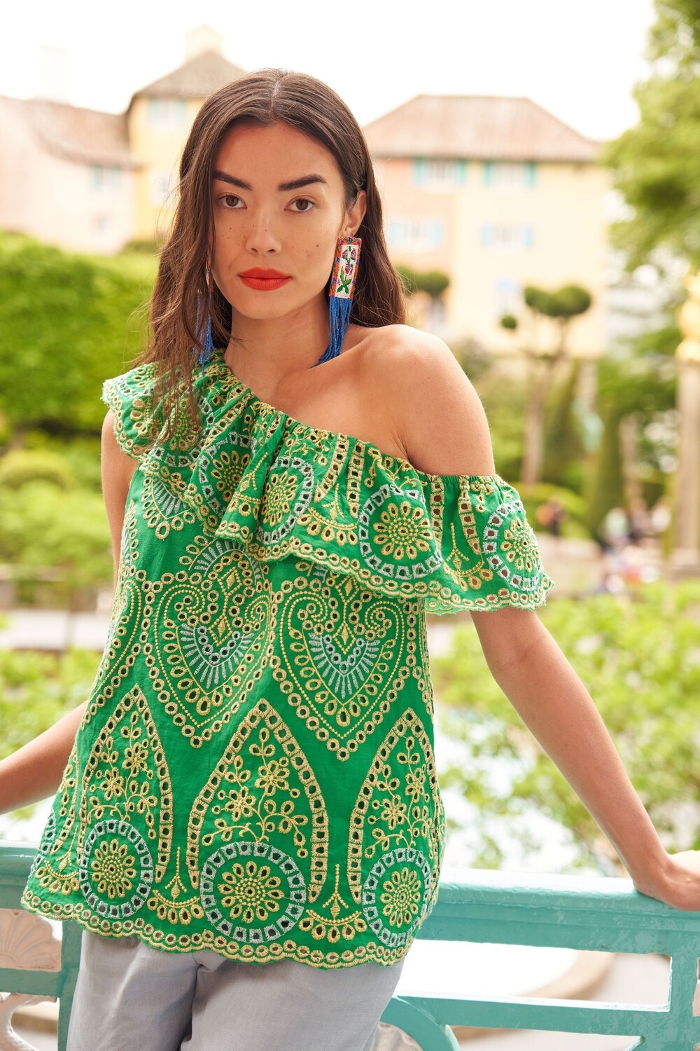 

Зеленая блузка на одно плечо с рюшами и английской вышивкой Another Sunday, зеленый