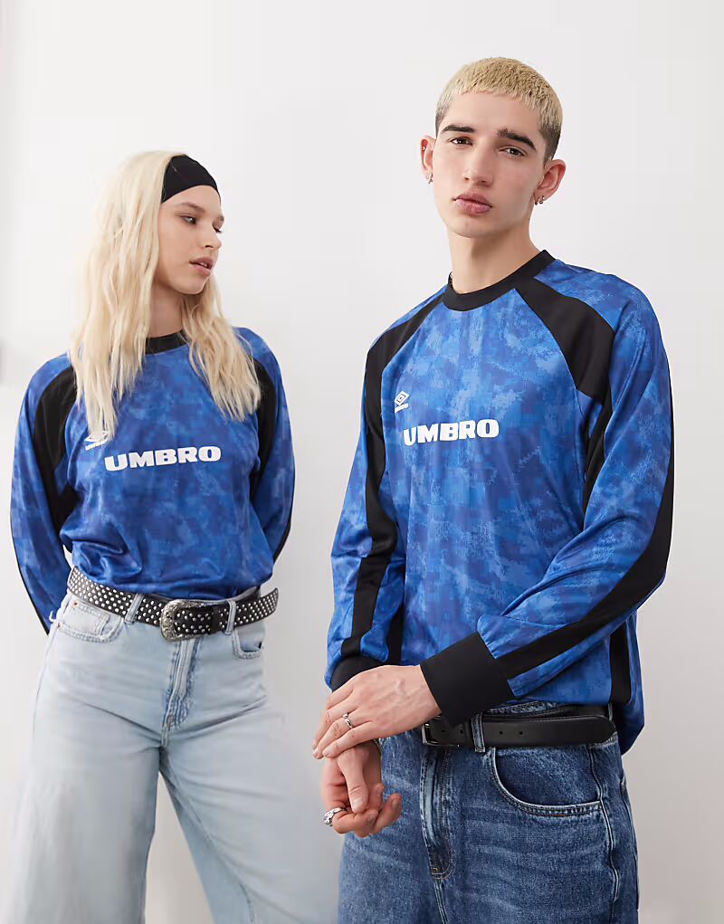 

Футболка с длинными рукавами и принтом Umbro в синем и черном цветах